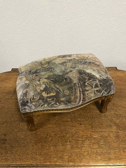 Antiker Fußhocker im Barockstil