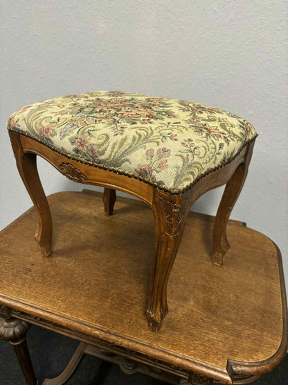 Antiker Hocker im Louis-Style mit floraler Polsterung