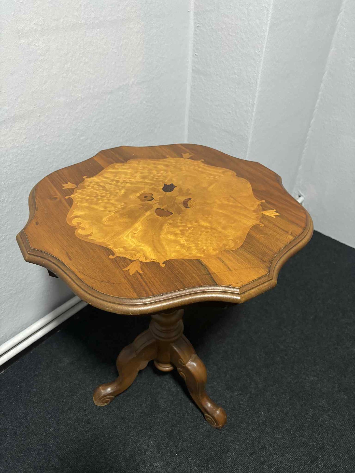 Antiker Beistelltisch mit floraler Intarsienarbeit – Holz, 20. Jh.