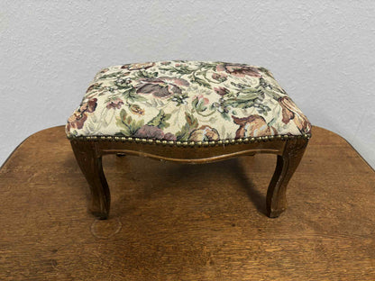 Antiker Hocker / Fußschemel mit bestickter Polsterung,