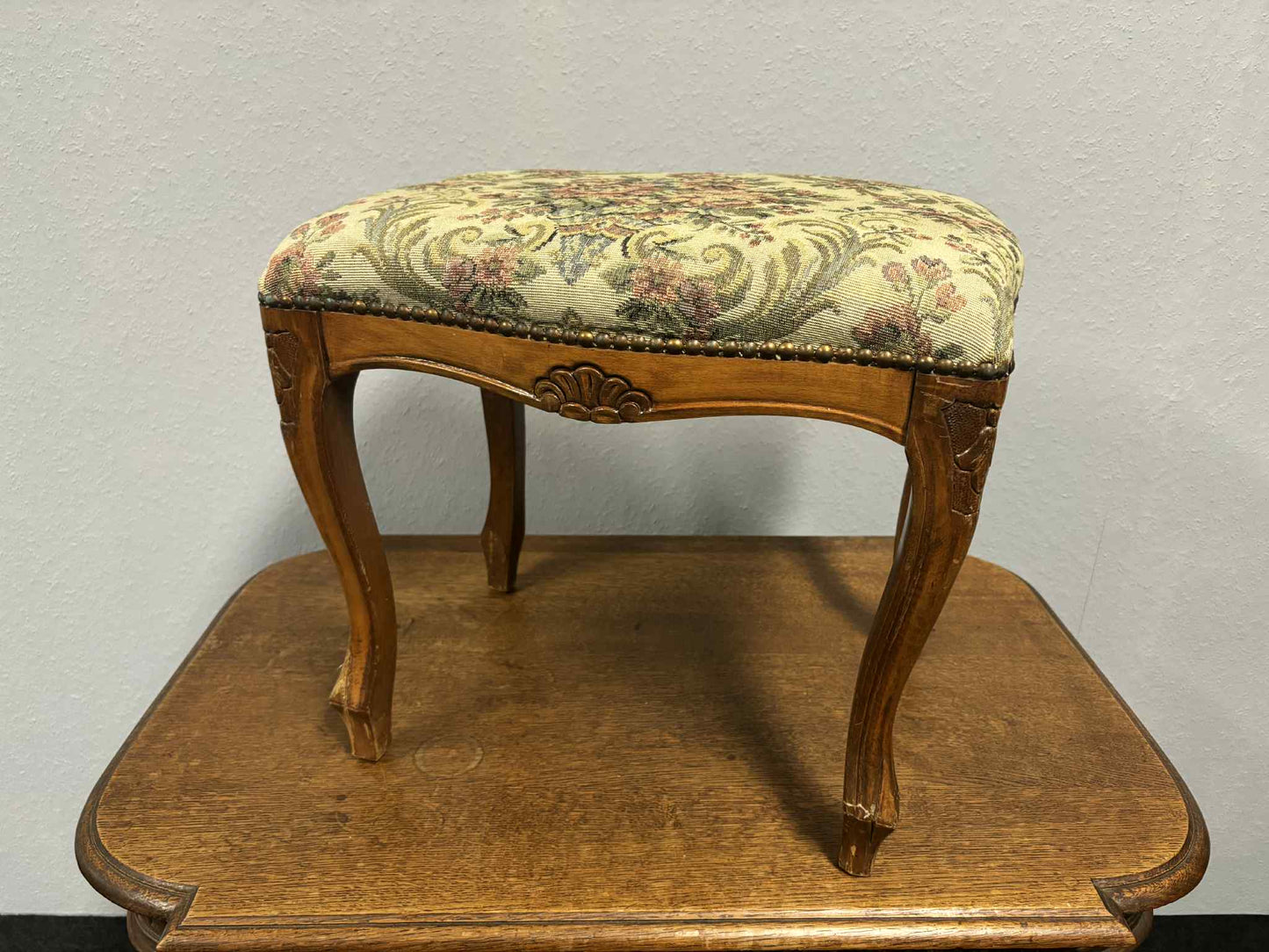Antiker Hocker im Louis-Style mit floraler Polsterung