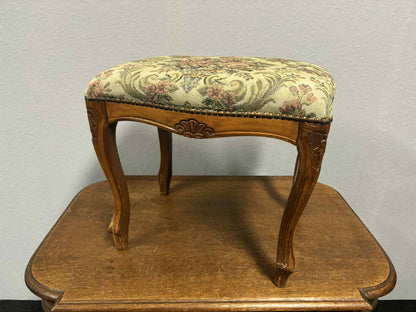 Antiker Hocker im Louis-Style mit floraler Polsterung