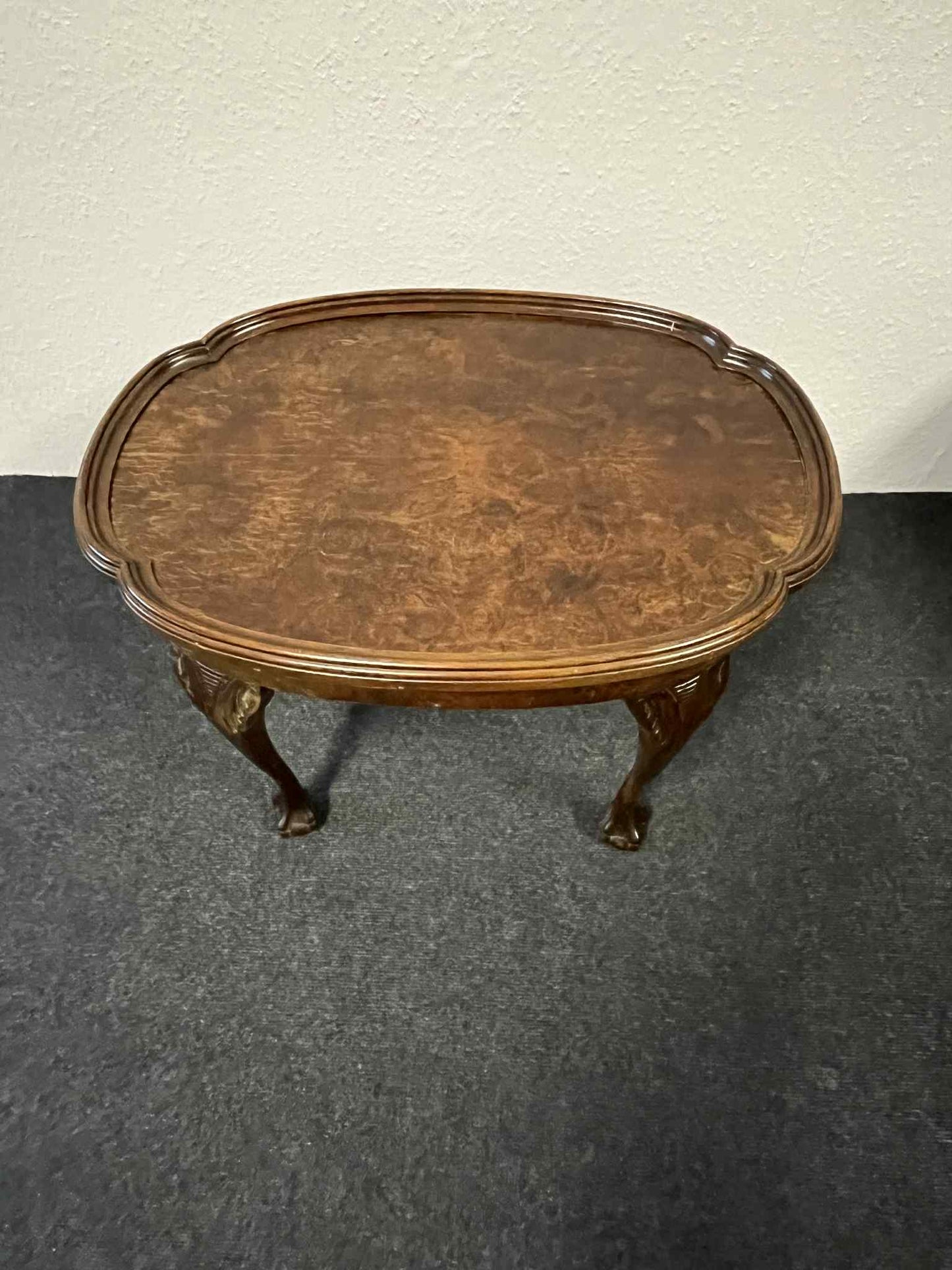 Antiker ovaler Couchtisch aus Holz mit geschnitzten Beinen