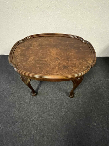 Antiker ovaler Couchtisch aus Holz mit geschnitzten Beinen