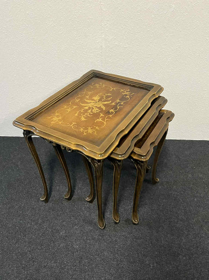 Antiker Satz von 3 Beistelltischen