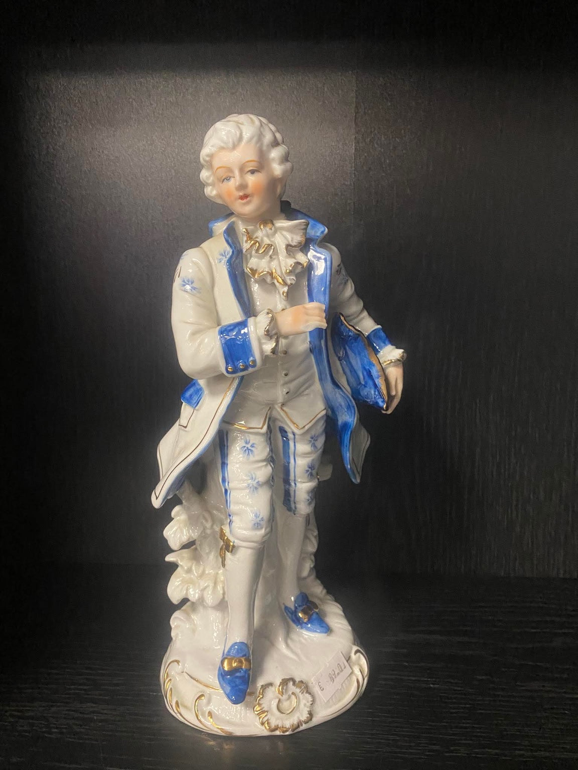 Porzellanfigur – Herr in blau-weißer Kleidung