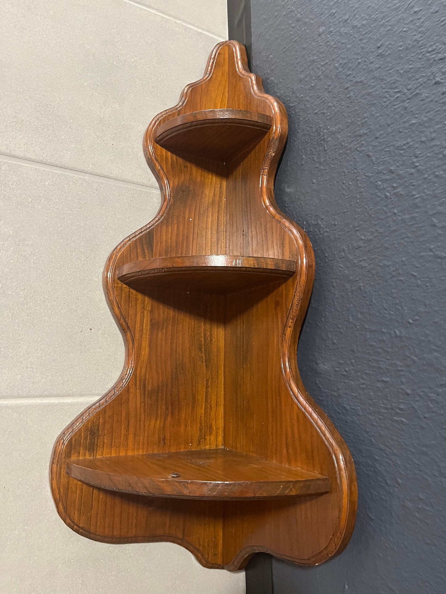 Eckregal aus Holz – Vintage Wandregal