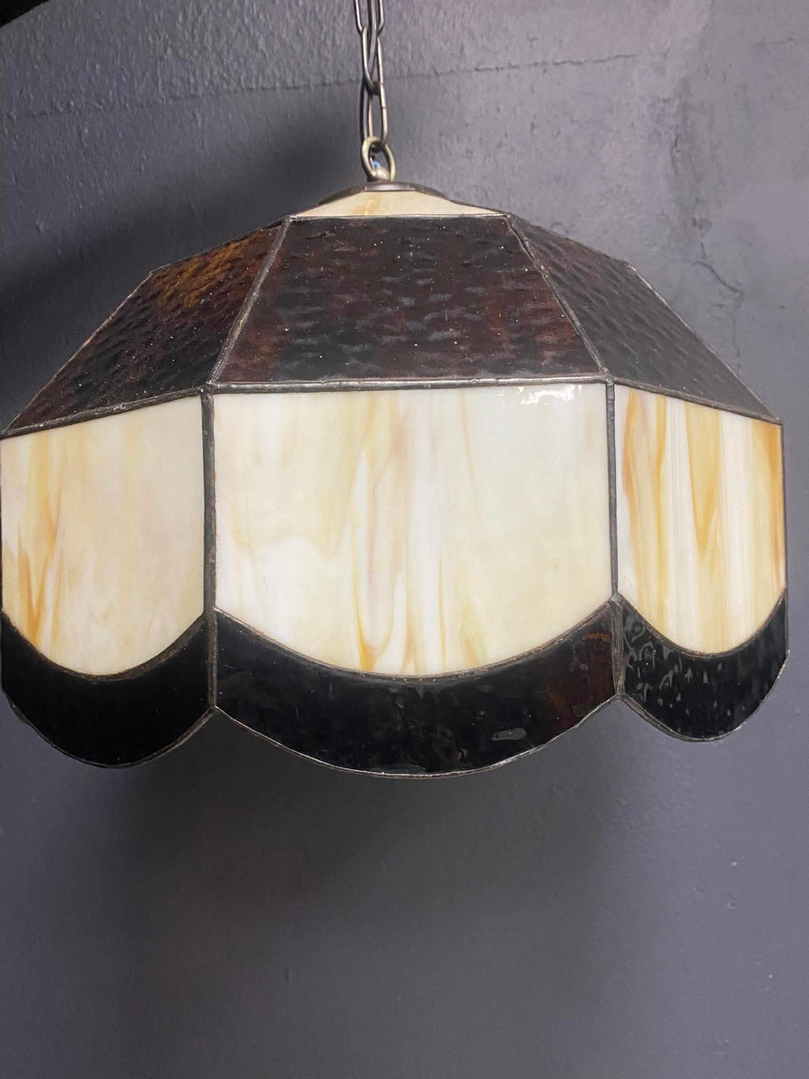 Tiffany Hängelampe mit Glas-Schirm in Creme- und Brauntönen