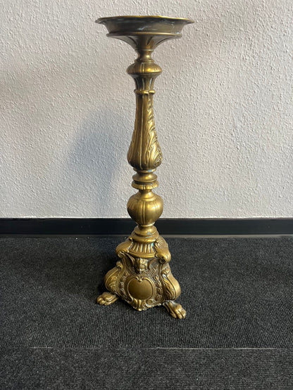 Messingschale auf dekorativer Säule