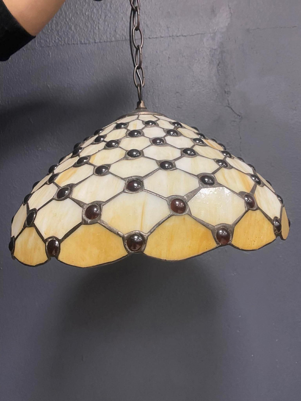 Tiffany Hängelampe mit Wabenmuster und Glassteinen