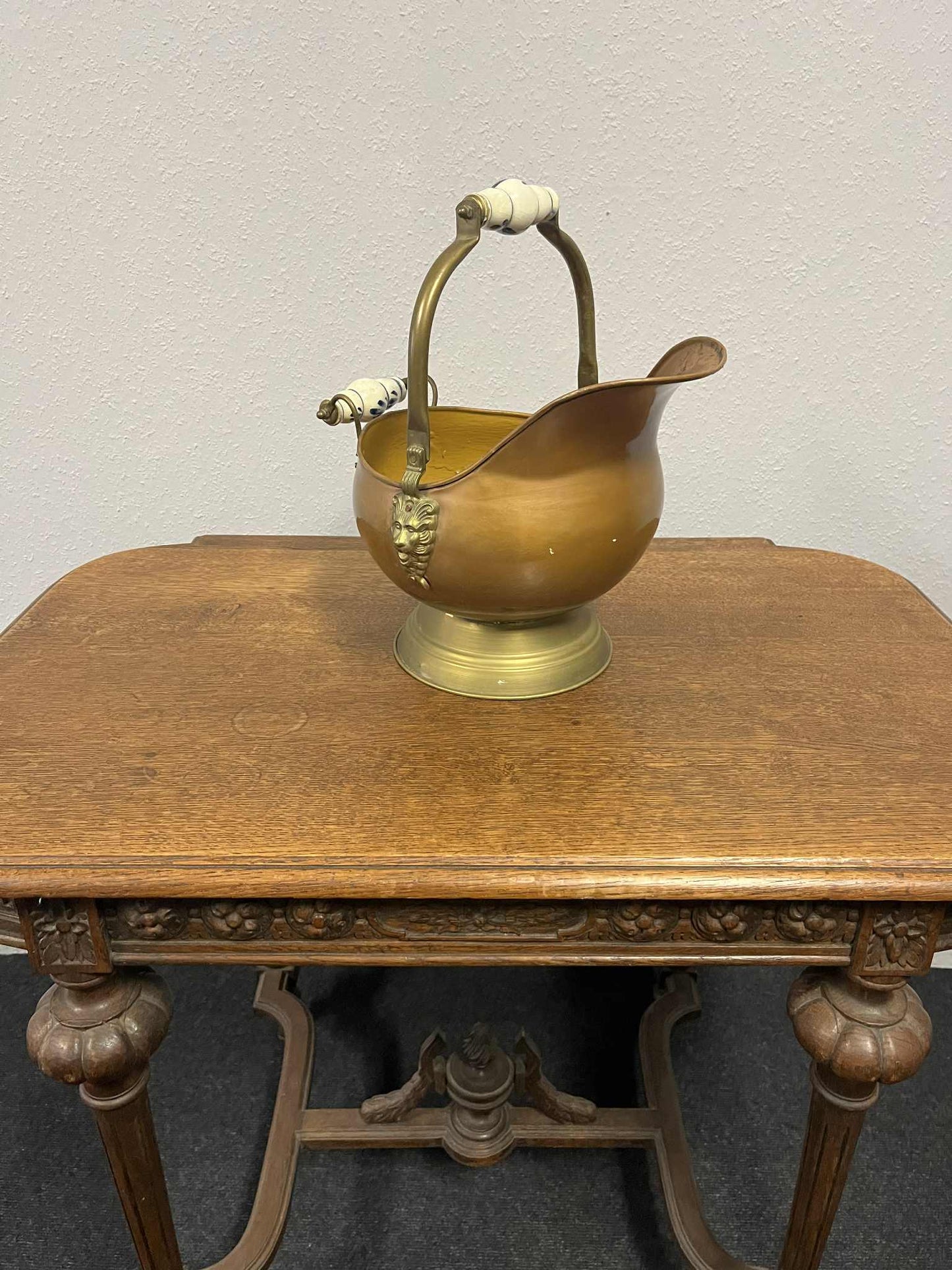 Runde Messing-Schütte mit Keramikgriffen