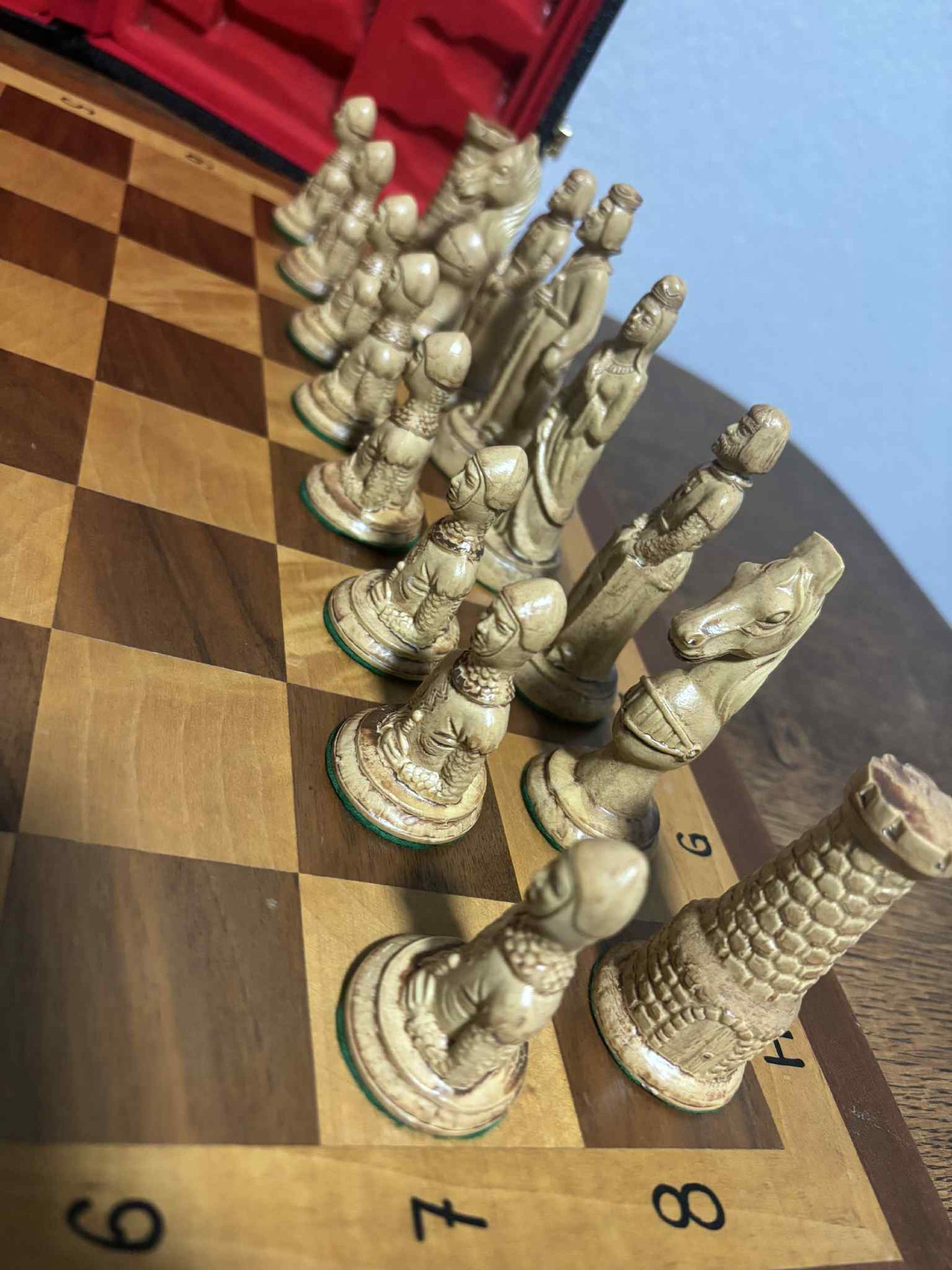 Antikes Schachspiel mit handgeschnitzten Figuren, klappbares Schachbrett im Etui