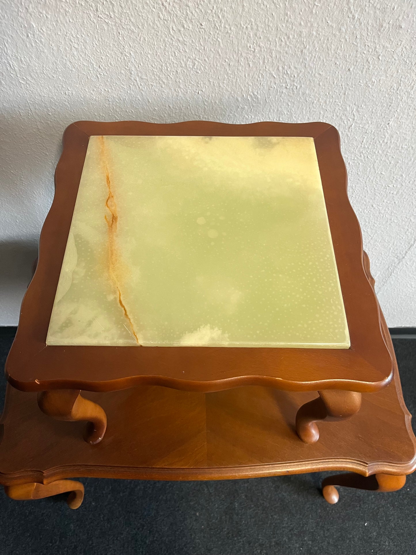Vintage Beistelltisch mit Onyxplatte und Holzgestell