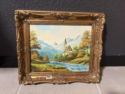 Alpenlandschaft mit Kirche am Fluss – Öl auf Leinwand, Barockrahmen