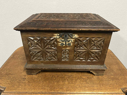 Antike handgeschnitzte Holztruhe / Schmuckkasten