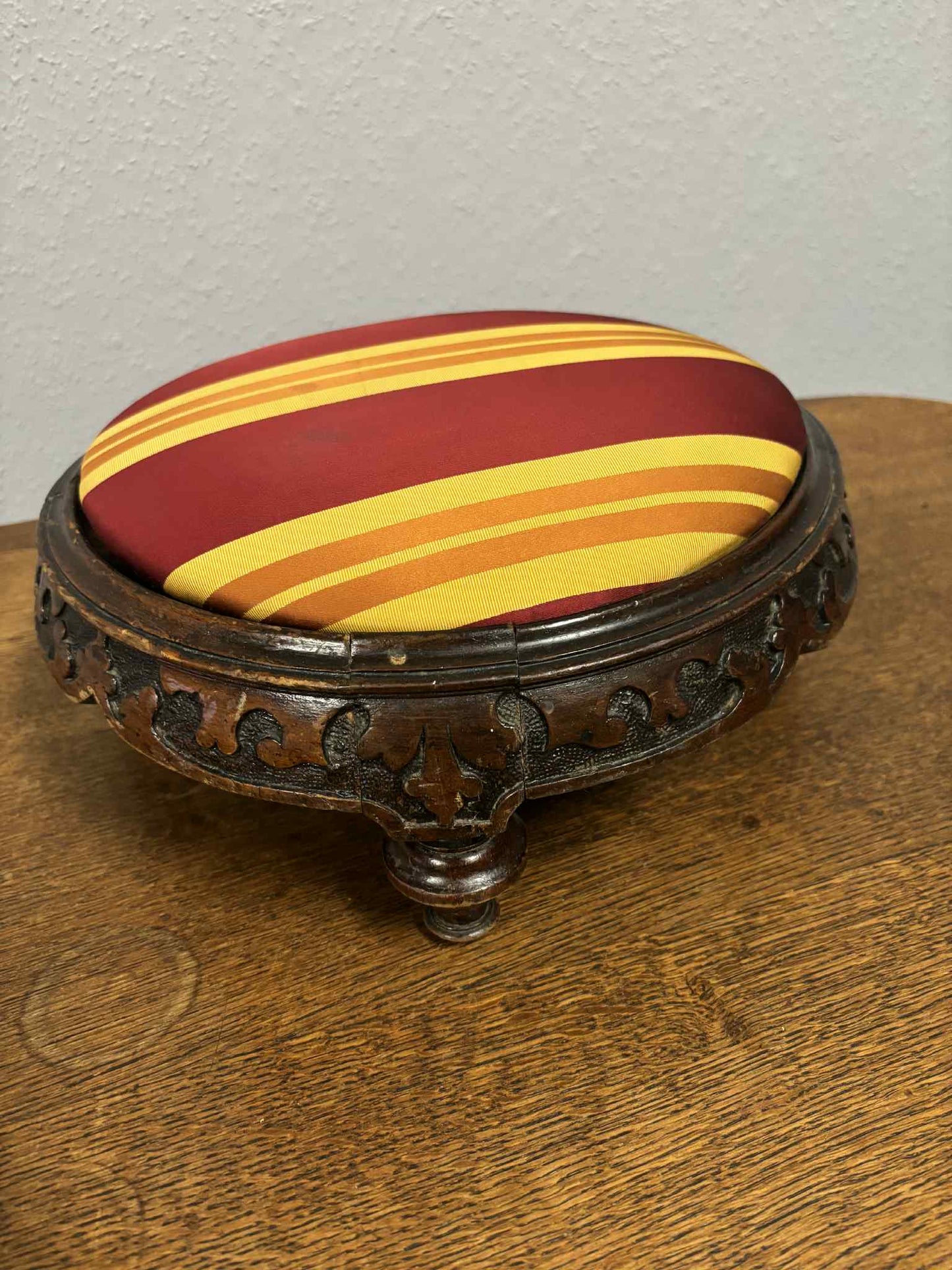 Antiker runder Fußhocker mit Polster