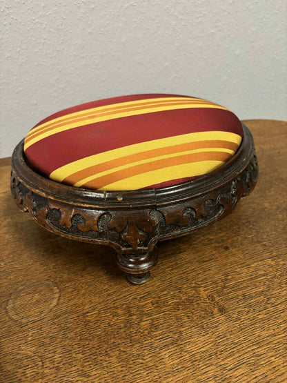 Antiker runder Fußhocker mit Polster