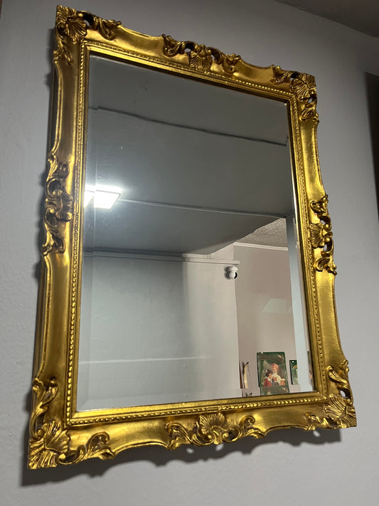 Antiker Wandspiegel im goldfarbenen Barockrahmen