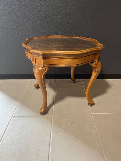 Beistelltisch im Queen-Anne-Stil – Furnierter Holzrahmen