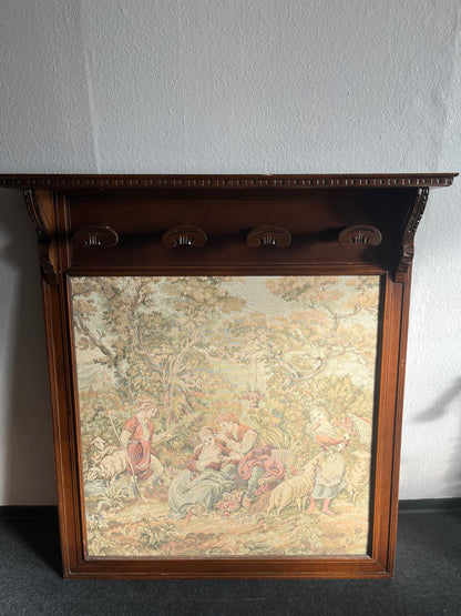 Wandteppich im Holzrahmen mit Garderobenhaken – Rokoko-Szene