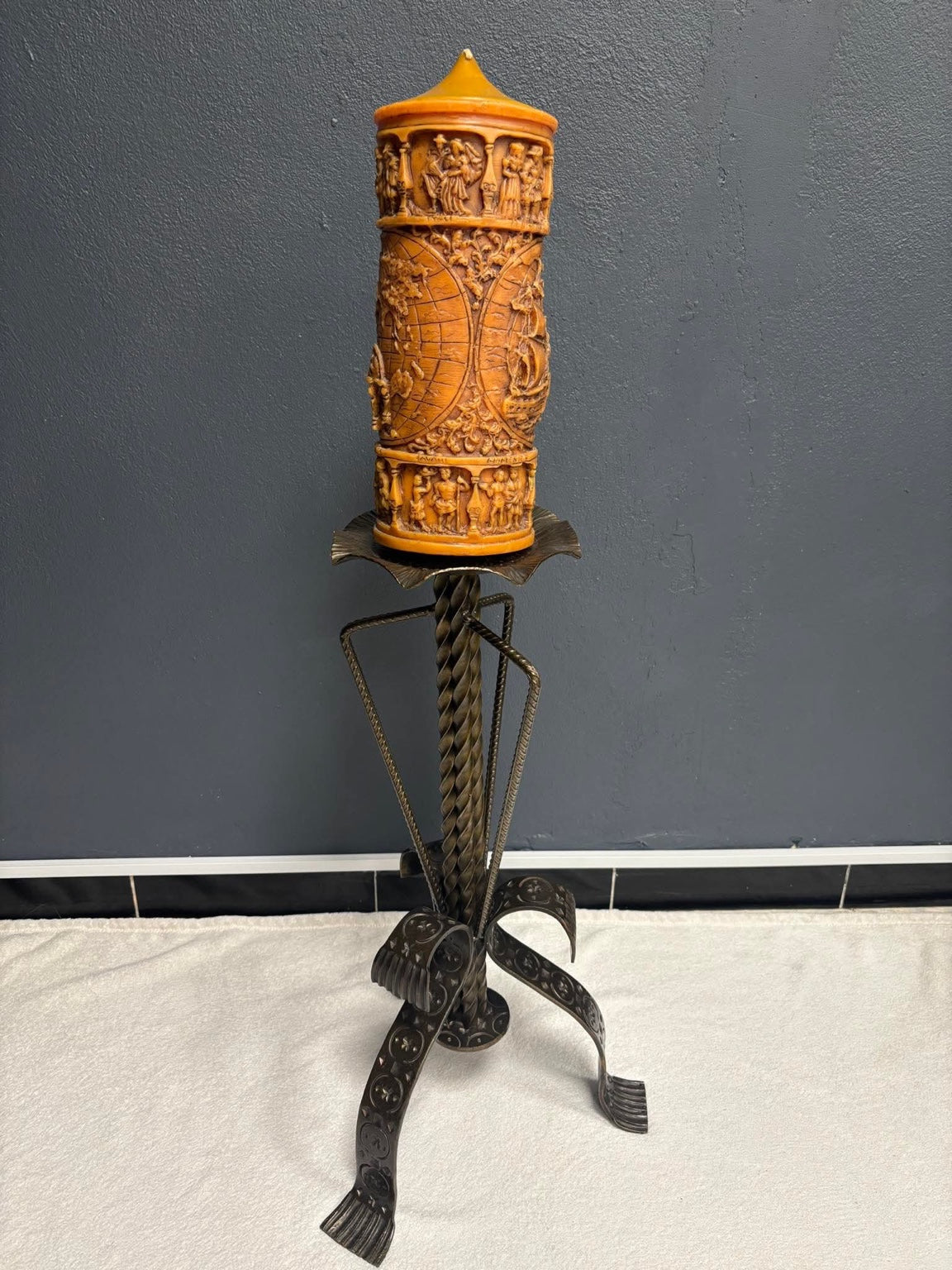 Schmiedeeiserner Kerzenständer mit Reliefkerze