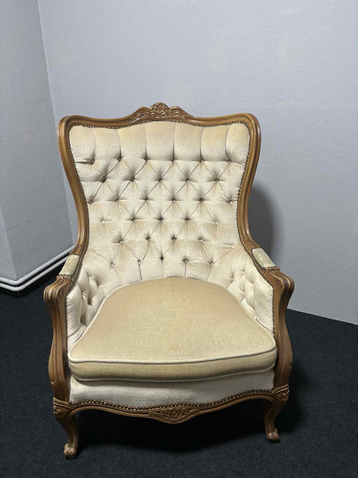 Antiker Ohrensessel im Louis XV Stil, cremefarbener Bezug