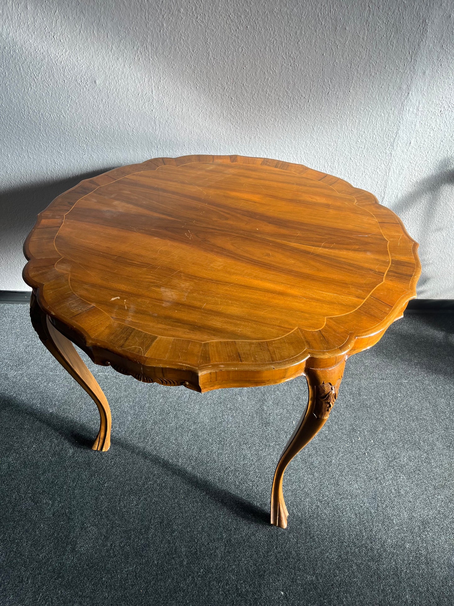 Antiker runder Beistelltisch im Louis XV Stil, Holz furniert