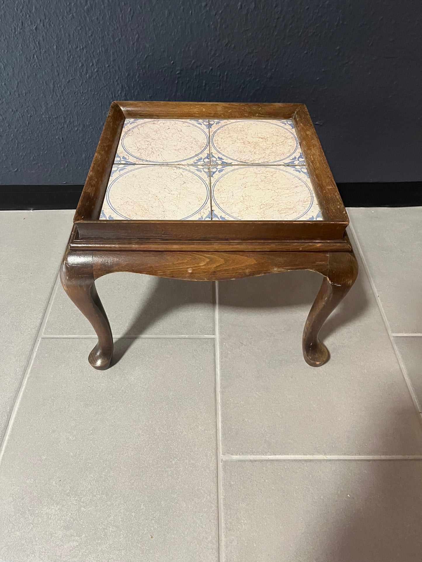 Quadratischer Tisch mit Keramikfliesen – Vintage