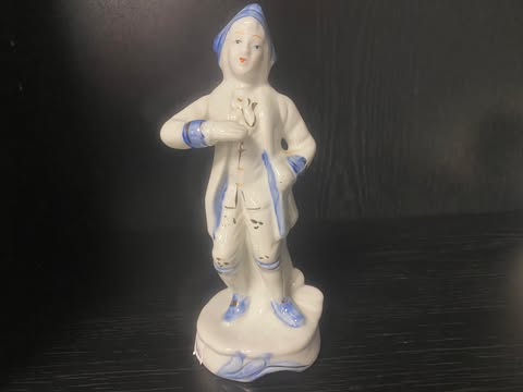 Porzellanfigur – Mann in blau-weißer Kleidung