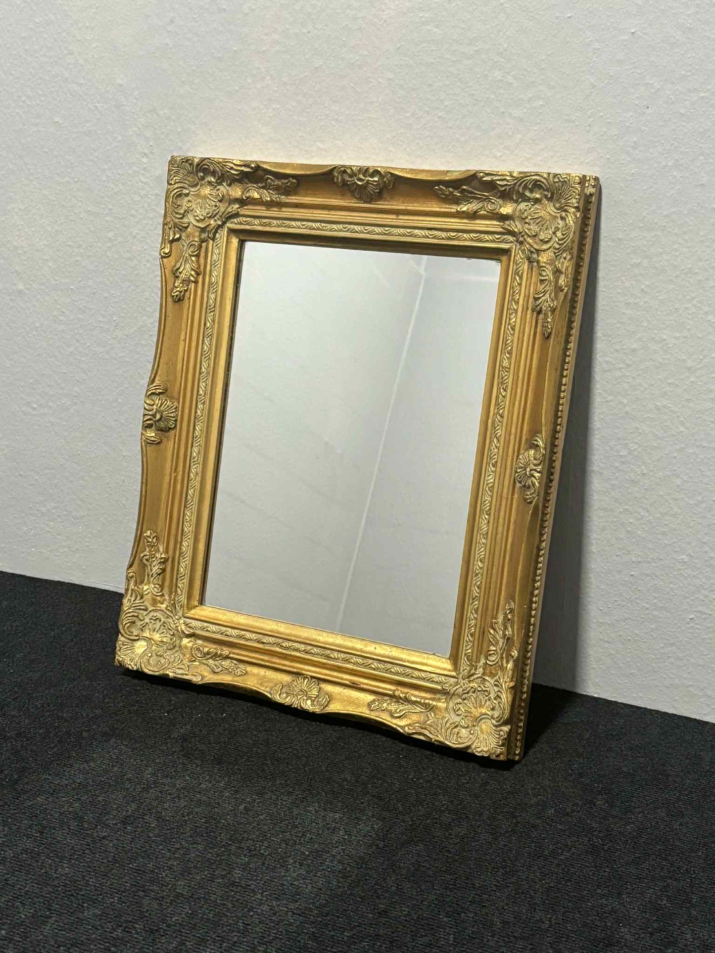 Antiker Wandspiegel mit goldener Zierrahmung