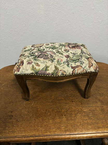 Antiker Hocker / Fußschemel mit bestickter Polsterung,