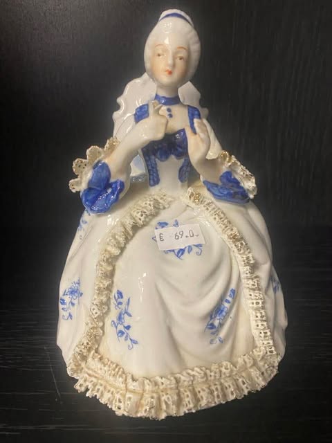 Porzellanfigur – Dame mit Spitzenkleid