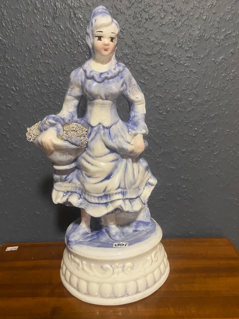 Porzellanfigur – Dame in blau-weißer Kleidung