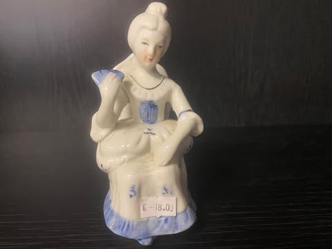 Porzellanfigur – Dame mit Fächer blau-weiß