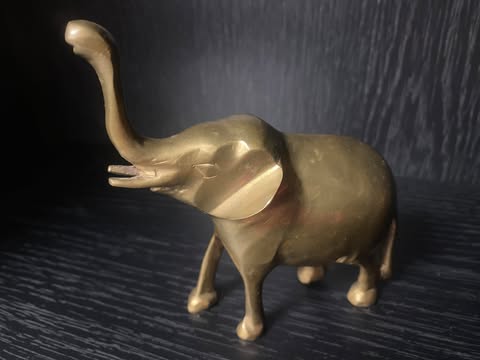 Messing-Elefantenfigur mit erhobenem Rüssel
