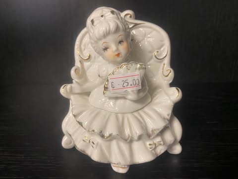 Porzellanfigur – sitzende Dame mit Fächer