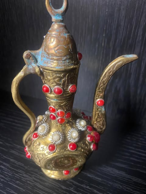 Verzierte Messing-Kanne mit Ziersteinen