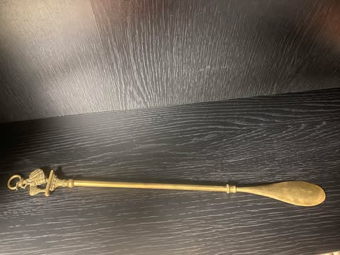 Dekorativer Messing-Stab mit figürlichem Griff