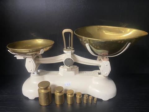 Antike Waage mit Messingschalen und Gewichten