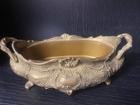 Verziertes Messinggefäß mit Griffen