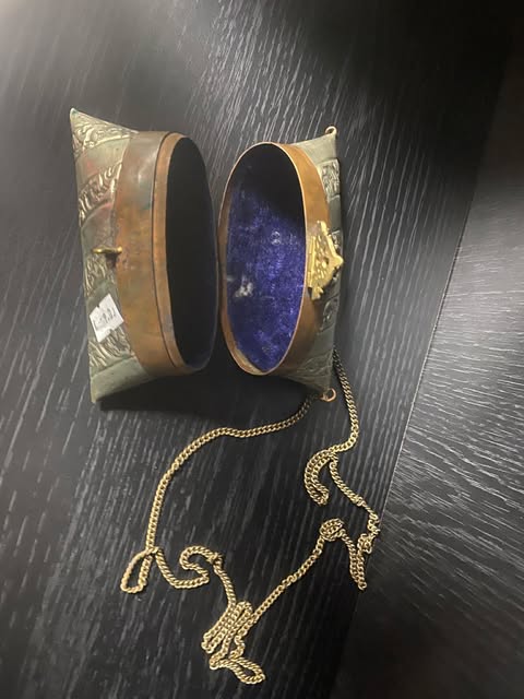 Kleine Messing-Schmucktasche mit Kette