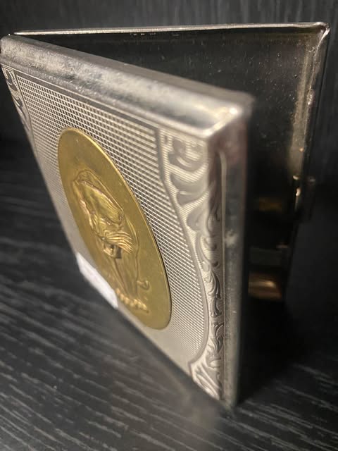 Metall-Schachtel mit Panther-Motiv