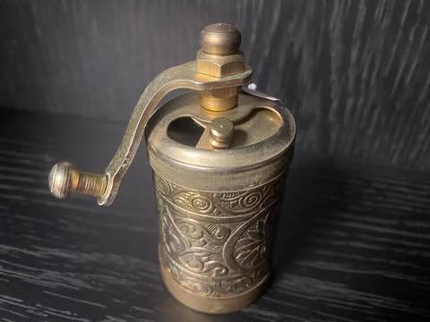 Kleiner handbetriebener Messing-Mahlwürfel