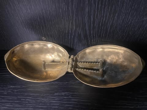 Messing-Nussdose mit Klappfunktion