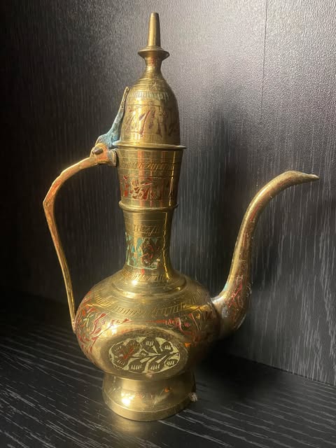 Orientalische Messing-Kanne mit Gravuren