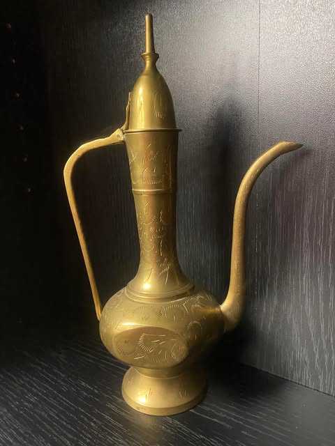 Schlanke orientalische Messing-Kanne