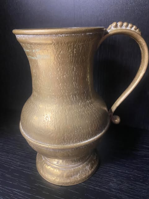 Großer dekorativer Messingkrug