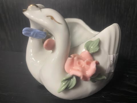 Porzellanfigur – Schwan mit Blume