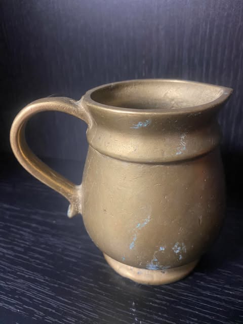Kleiner Messingkrug mit Patina
