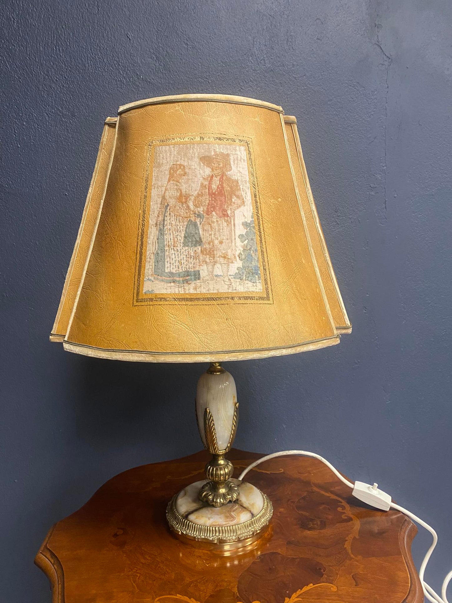 Antike Tischlampe mit Bildmotiv und Alabastersockel